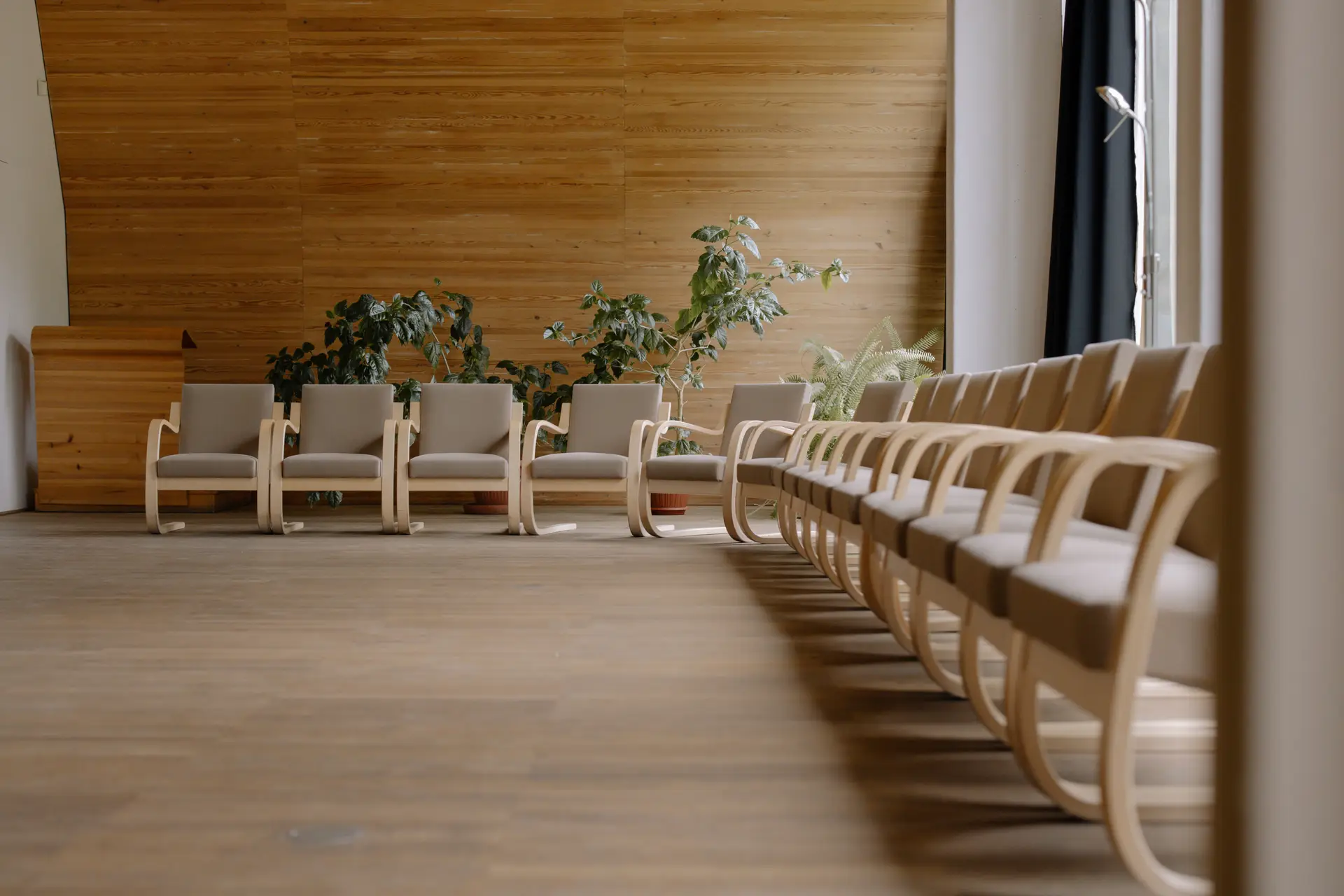Suurten tilojen akustiikka ja valosuunnittelu